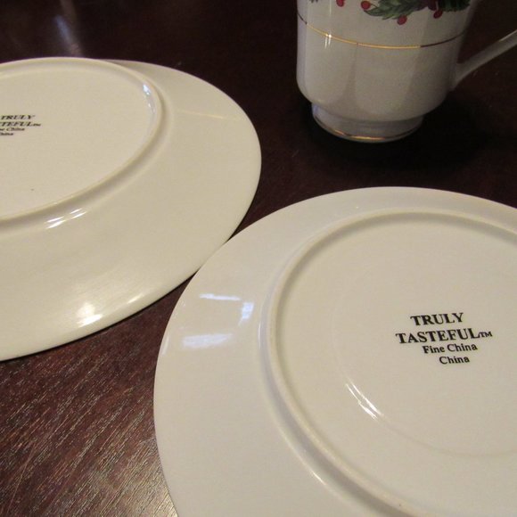 🎄(Reduced) Vintage Christmas Holly Berries 24K Gold Tea Cup/Dessert Plate Set - Picture 14 of 15